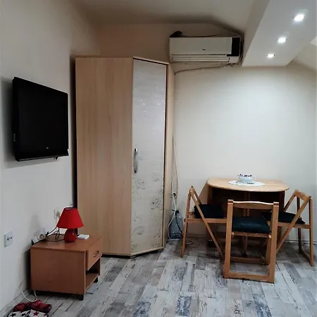 Santino's South Studio - Suitable For Travels * Novi Sad